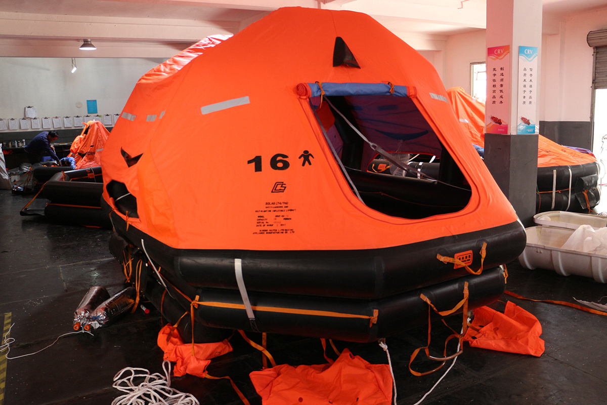 Liftable self-righting inflatable life raft 15